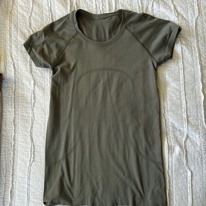 Lululemon Swiftly Tech Women’s Short Sleeve Shirt - Sage green - Size 8
